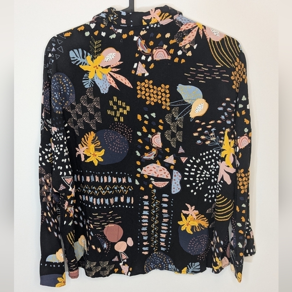 Pull&Bear Abstract Print Button Up Blouse - Lightweight V-Neck size L - Picture 9 of 9